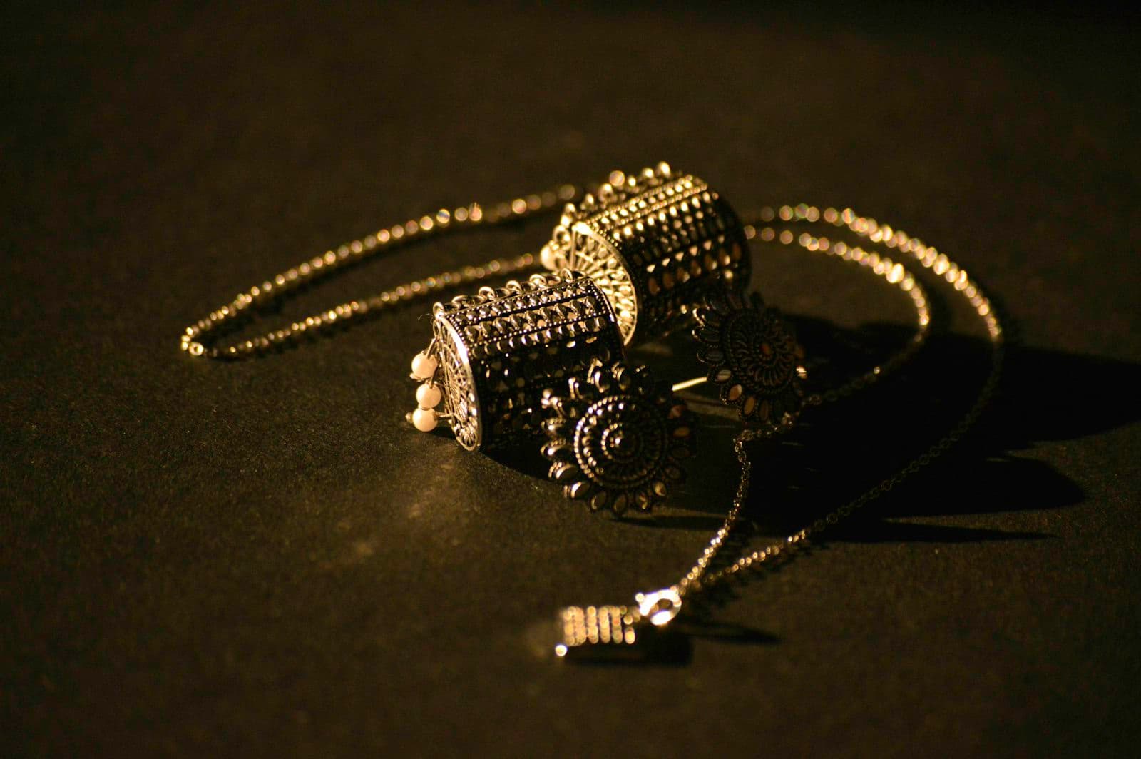 Gold necklace design